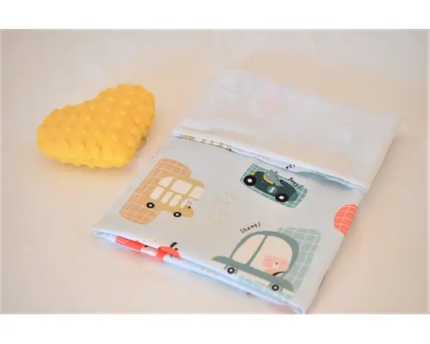 Paturica de vara muselina alba si bumbac model masinute 75x75 cm