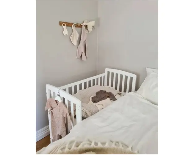 Patut bebe din lemn masiv cu laterala culisabila si inaltime reglabila a saltelei bedside Alice alb 100x50 cm