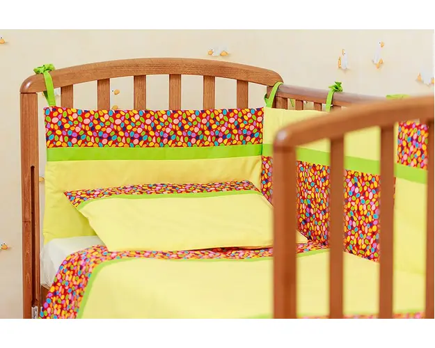 Protectie jumatate patut 60 x 120 cm Maruntei rosii cu banda verde fond galben