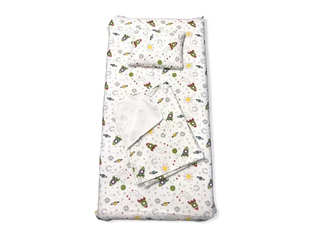 Set 3 piese paturica cu cearsaf si pernuta 120x60 cm Aventura in cosmos