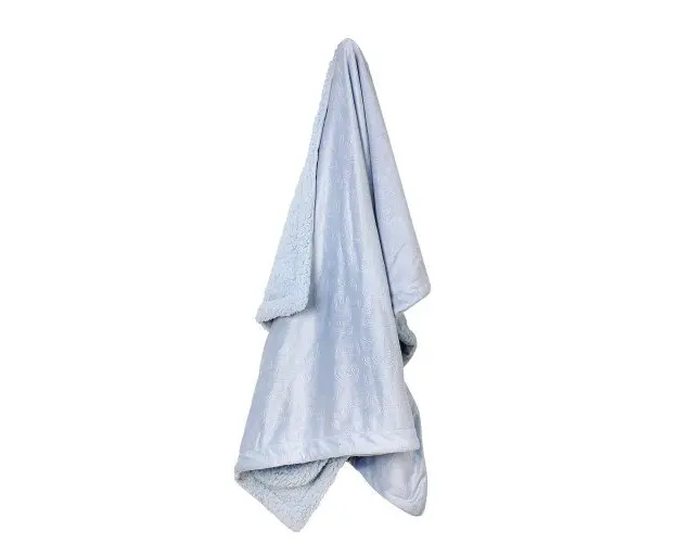 Set cadou bebelusi cu pernuta calatorie si paturica pufoasa bleu